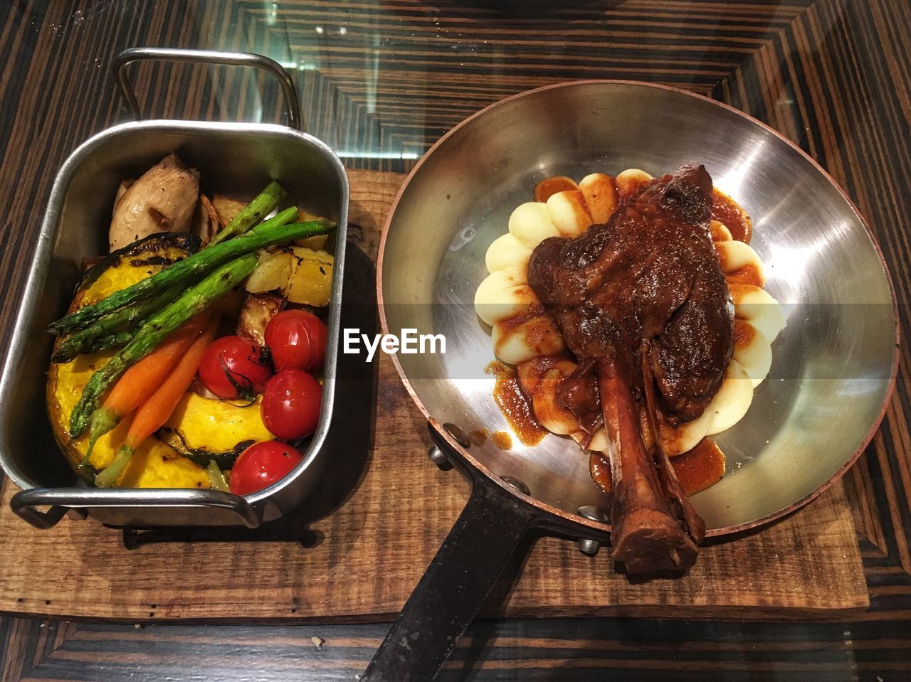 HIGH ANGLE VIEW OF FRUITS AND VEGETABLES IN BOWL ON TABLE