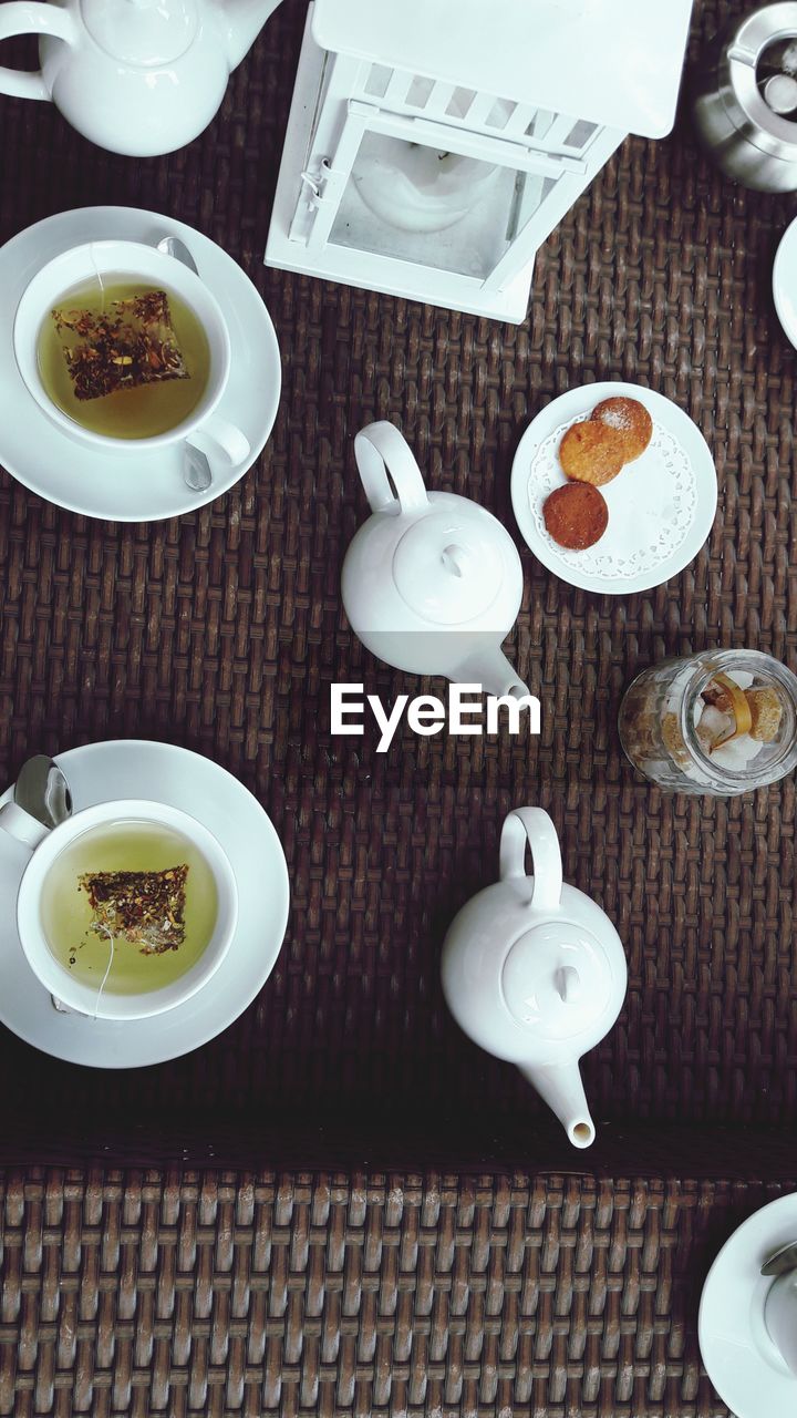 HIGH ANGLE VIEW OF COFFEE IN PLATE ON TABLE