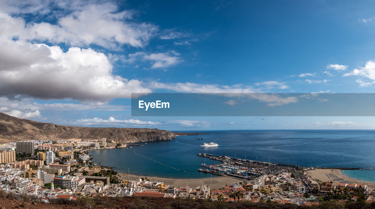 HIGH ANGLE VIEW OF BAY AGAINST SKY