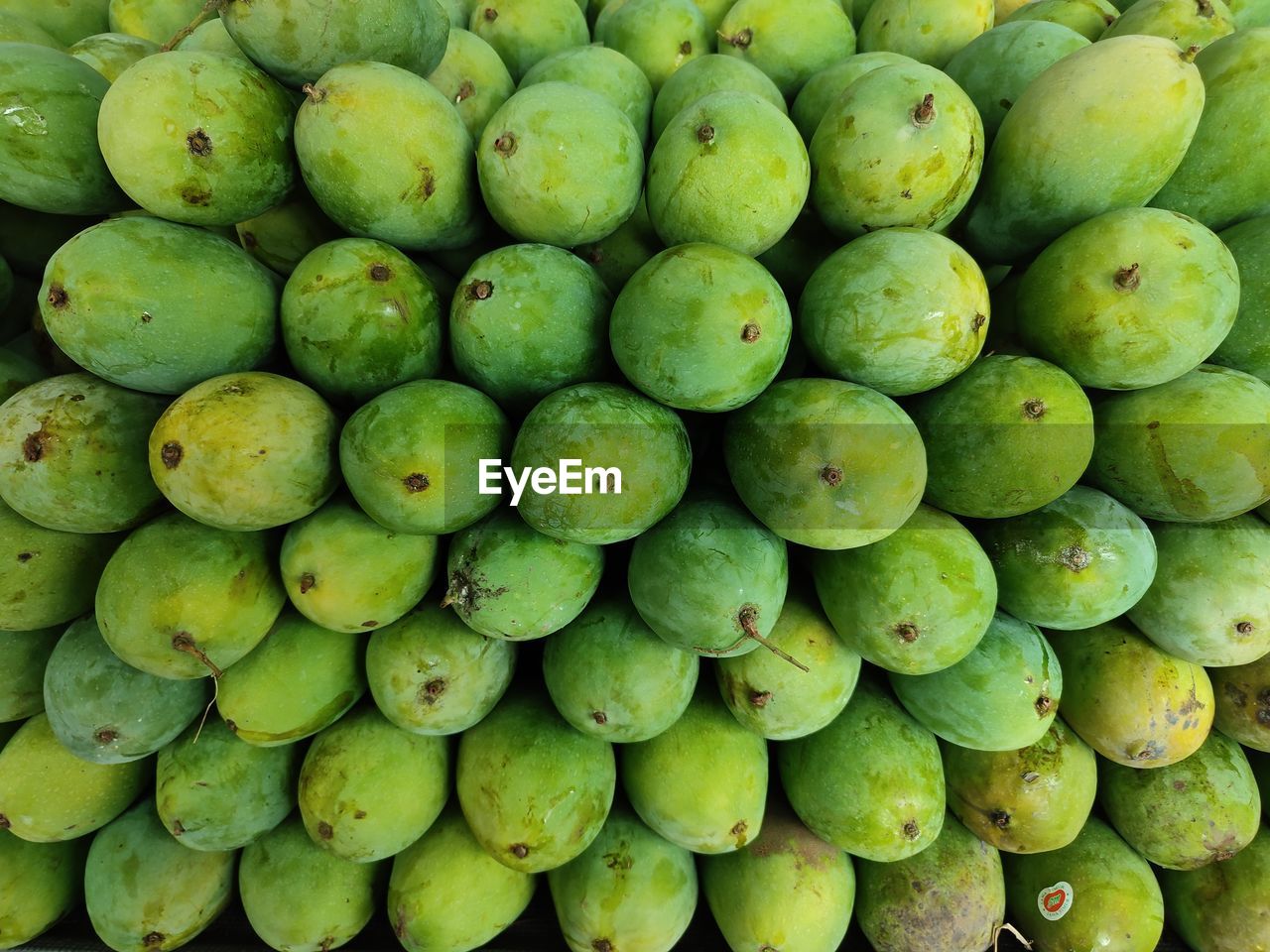 FULL FRAME SHOT OF APPLES FOR SALE AT MARKET STALL
