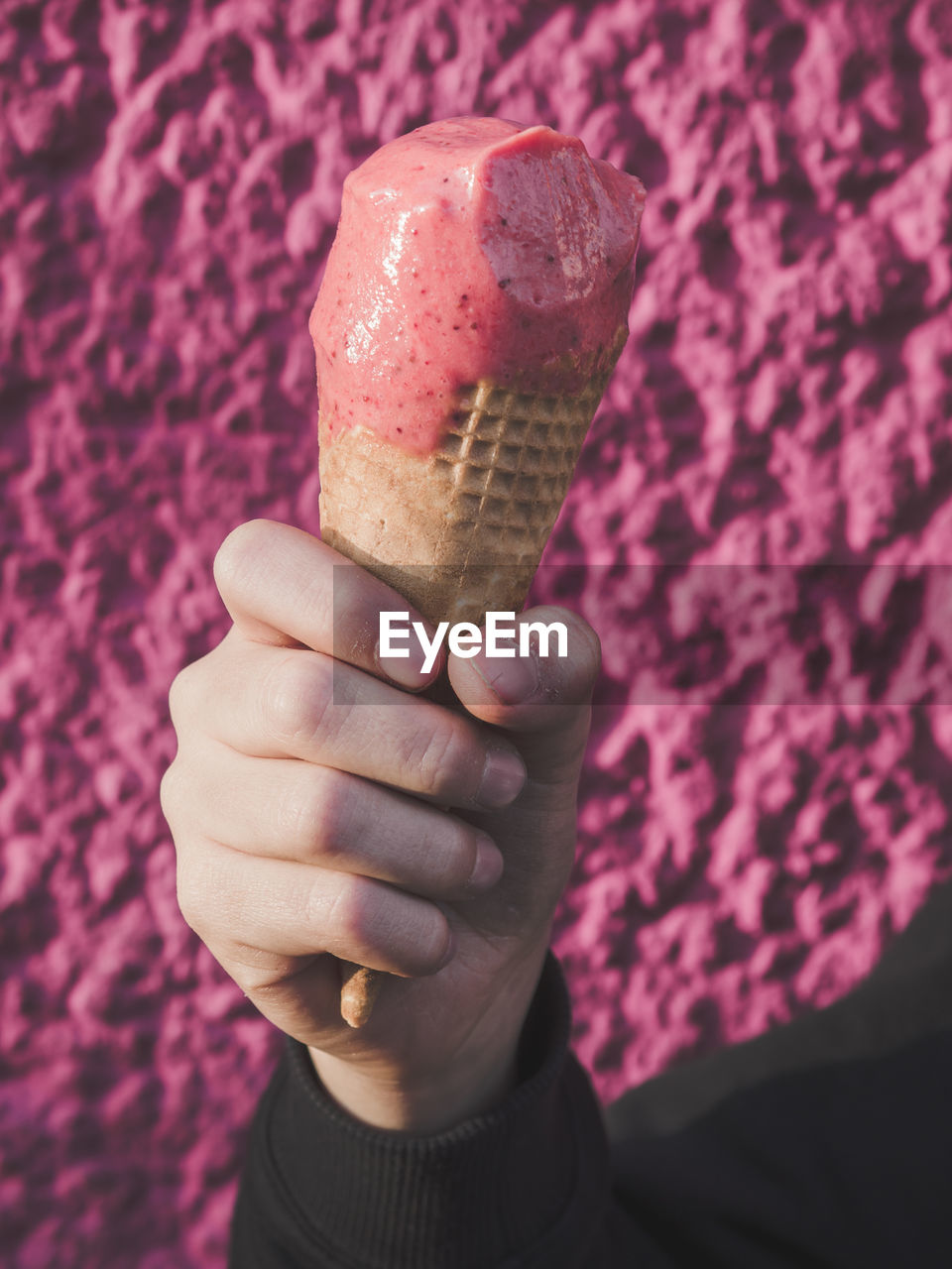 CLOSE-UP OF PERSON HOLDING ICE CREAM CONE