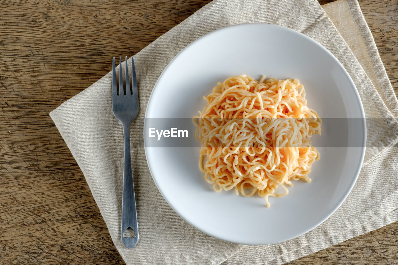 HIGH ANGLE VIEW OF NOODLES SERVED IN PLATE