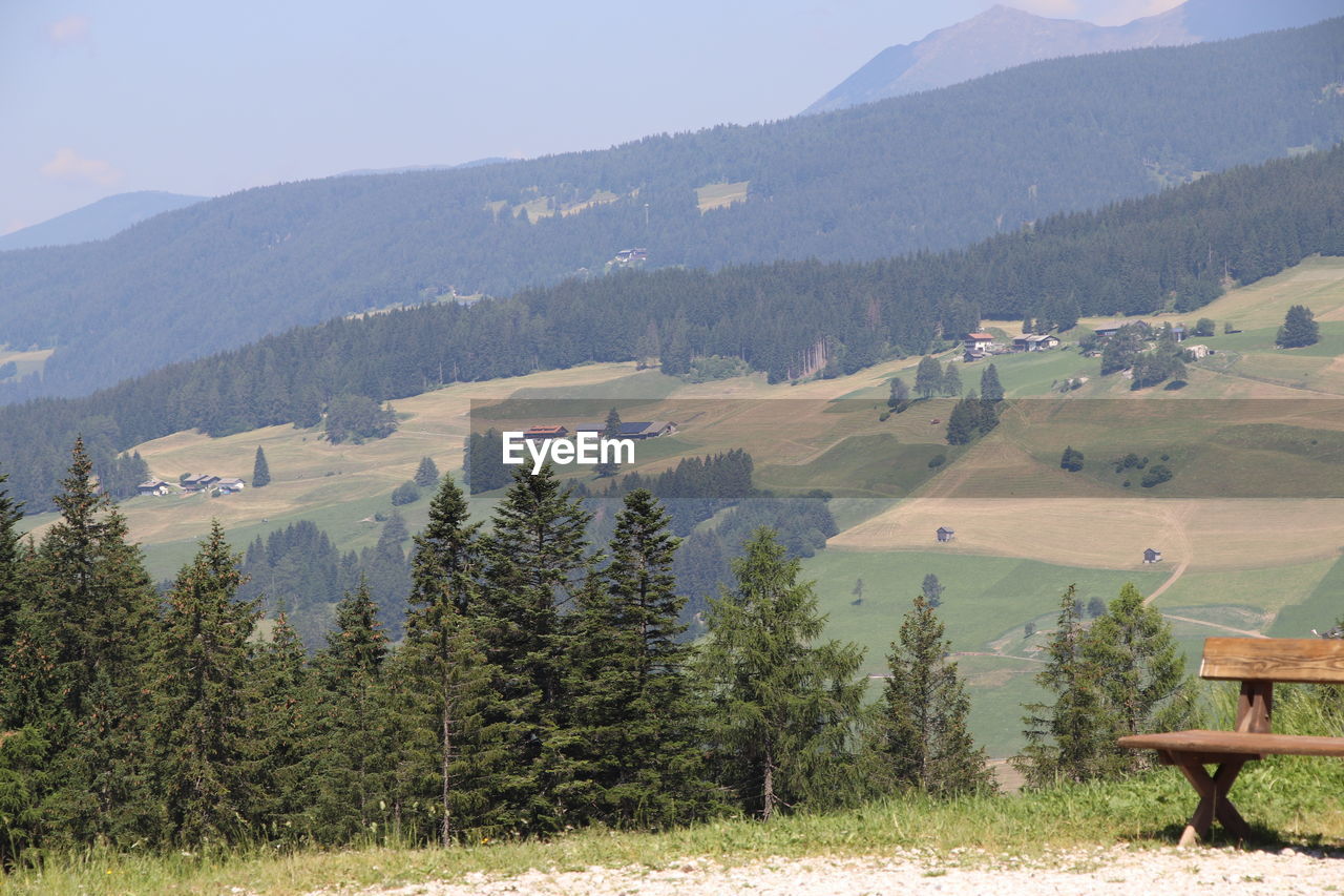 SCENIC VIEW OF FIELD AGAINST MOUNTAINS