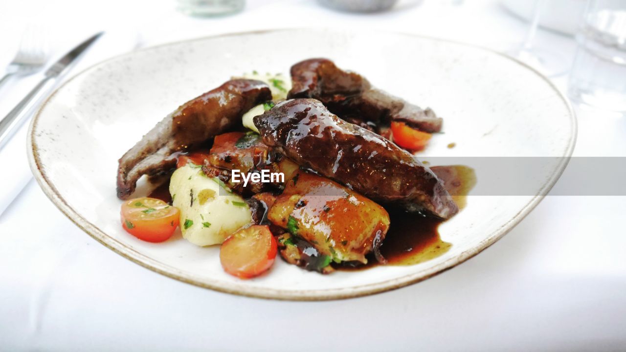 CLOSE-UP OF FOOD IN PLATE ON TABLE