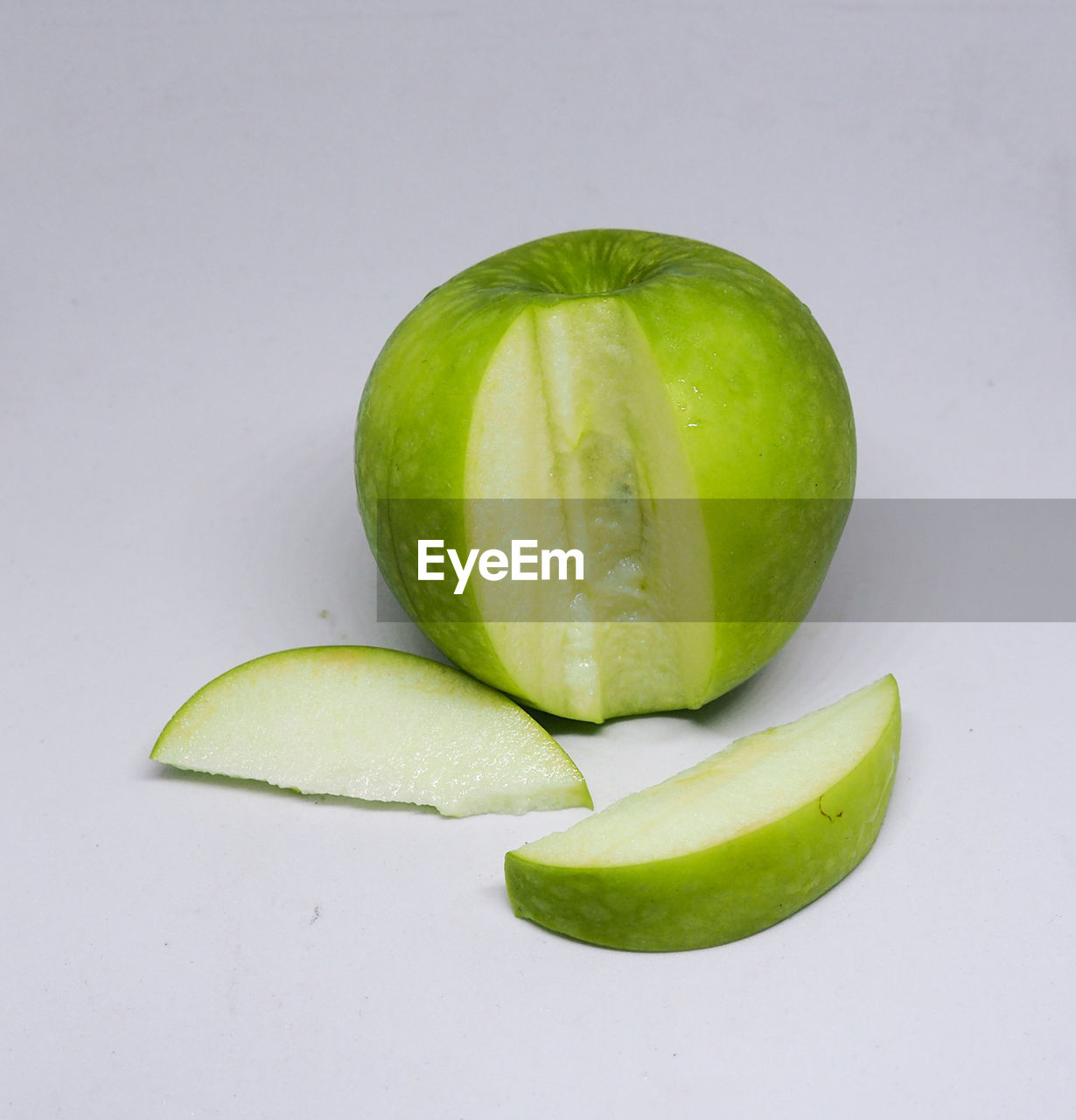 HIGH ANGLE VIEW OF GREEN FRUIT AGAINST WHITE BACKGROUND