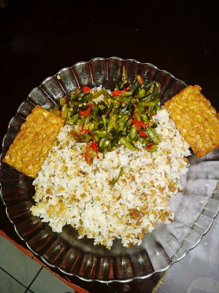 CLOSE-UP OF FOOD IN THE DARK