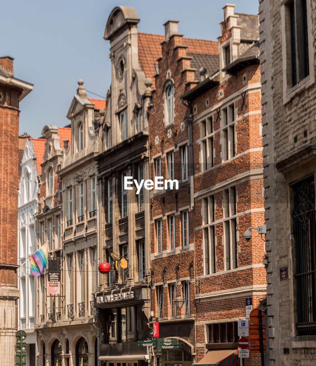 LOW ANGLE VIEW OF BUILDINGS AGAINST CLEAR SKY