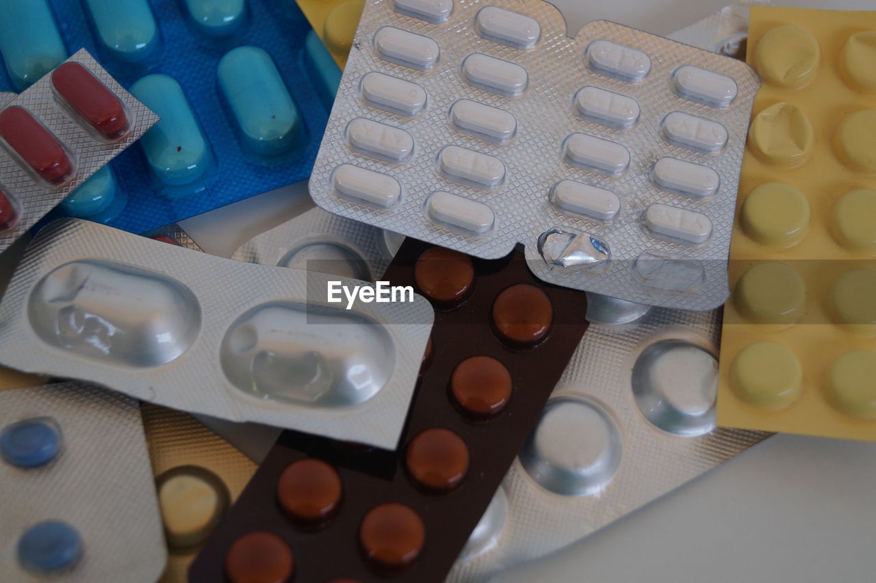 HIGH ANGLE VIEW OF MULTI COLORED PENCILS ON TABLE