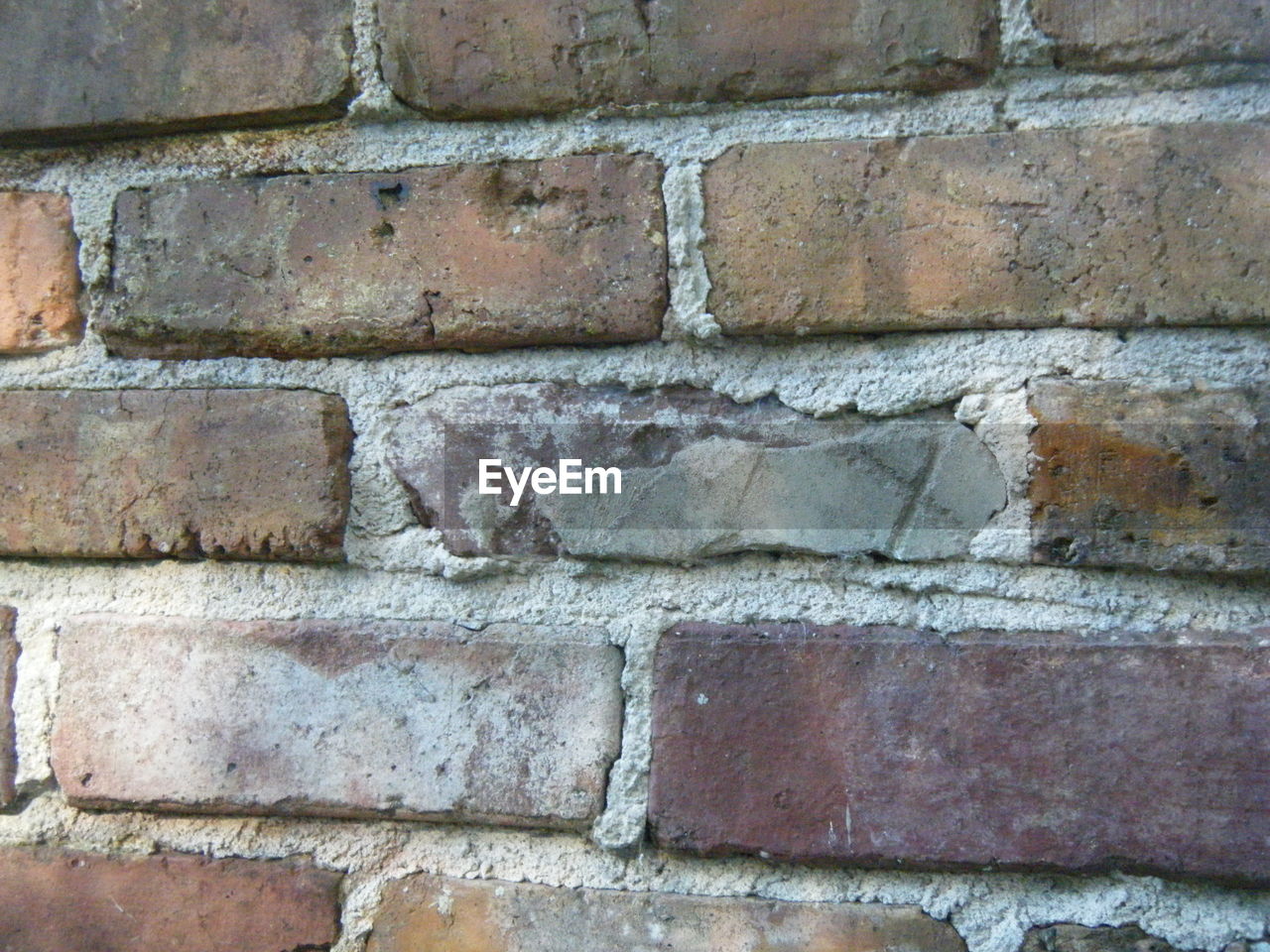 FULL FRAME SHOT OF BRICK WALL