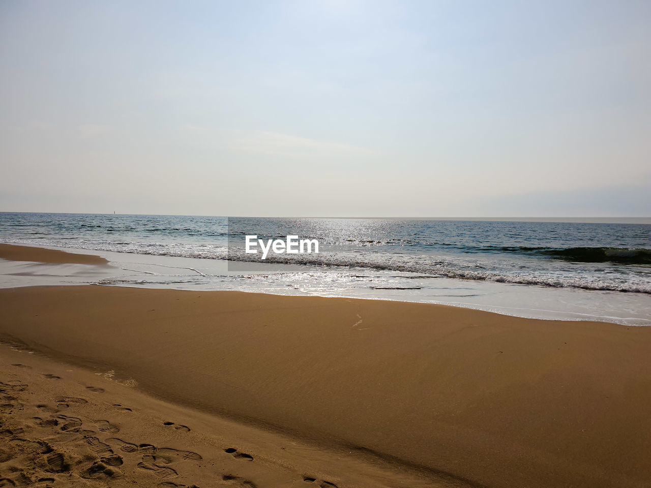 SCENIC VIEW OF SEA AGAINST SKY DURING SUNRISE