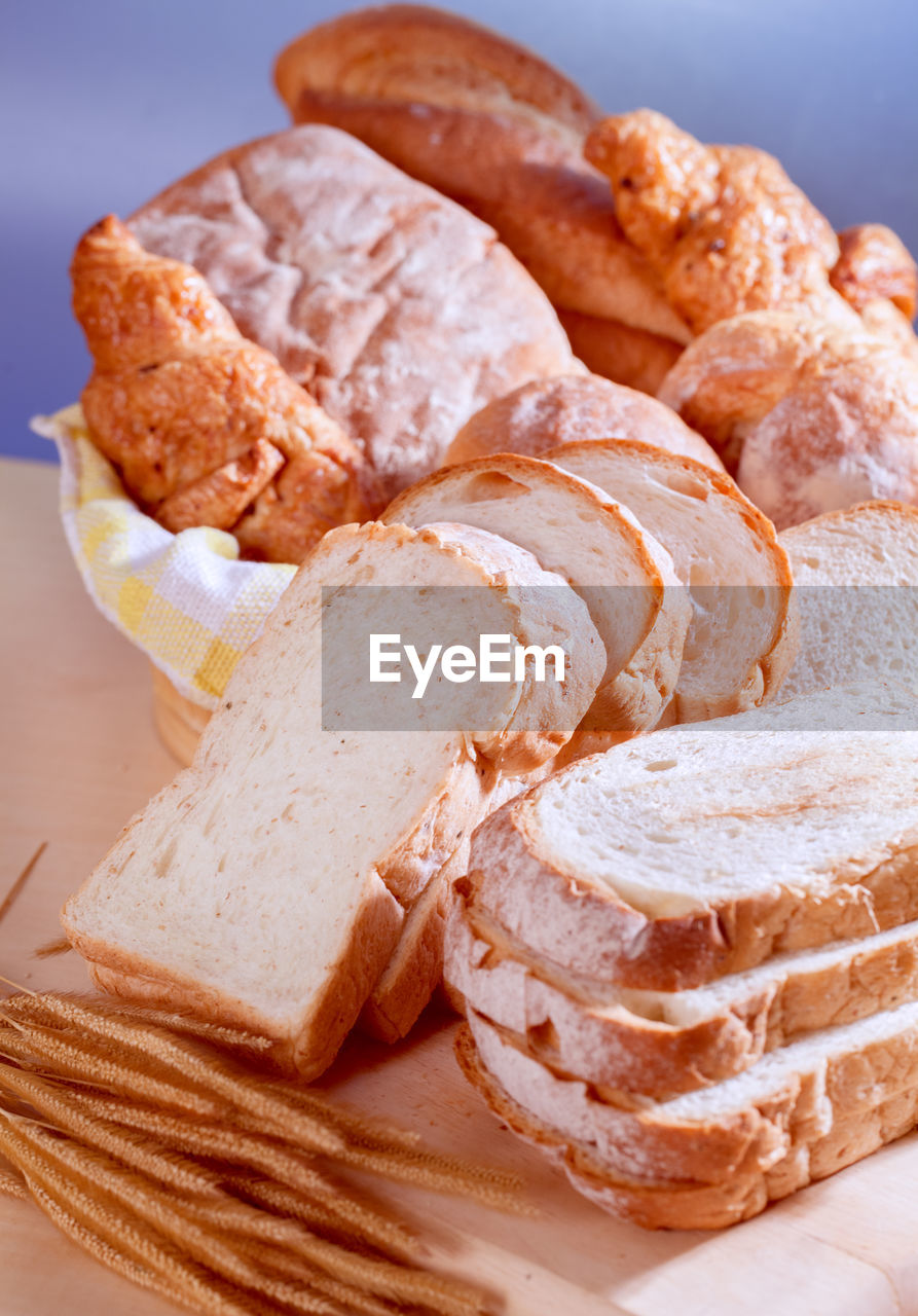 CLOSE-UP OF BREAD WITH CHEESE