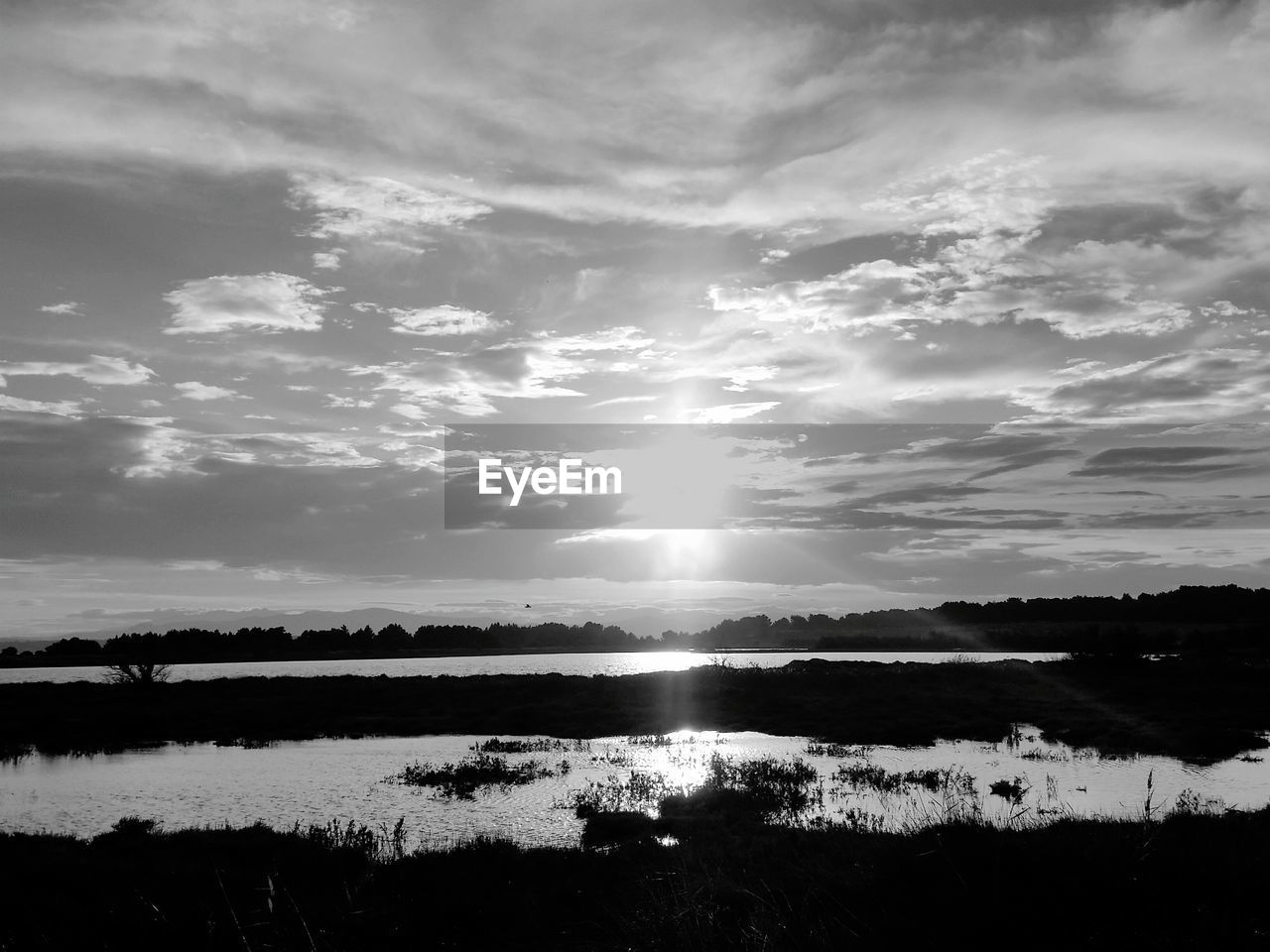 SCENIC VIEW OF LAKE AGAINST SUNSET SKY