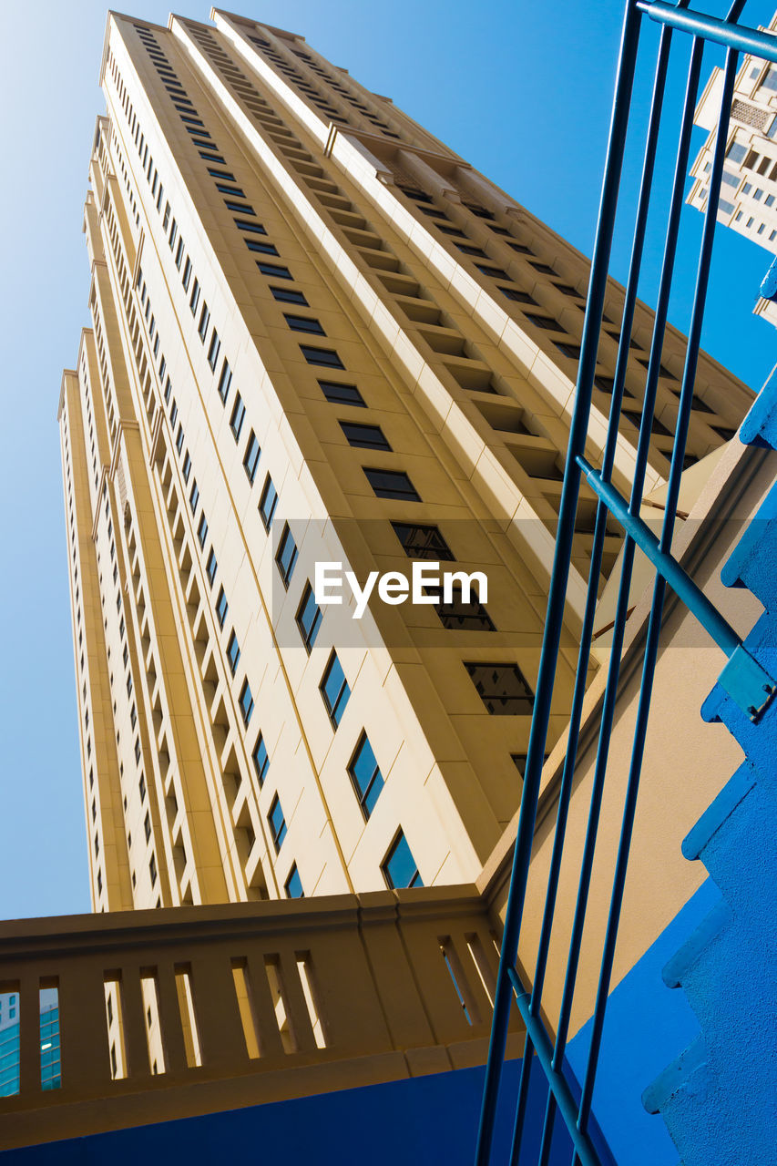 LOW ANGLE VIEW OF BUILDING AGAINST CLEAR SKY