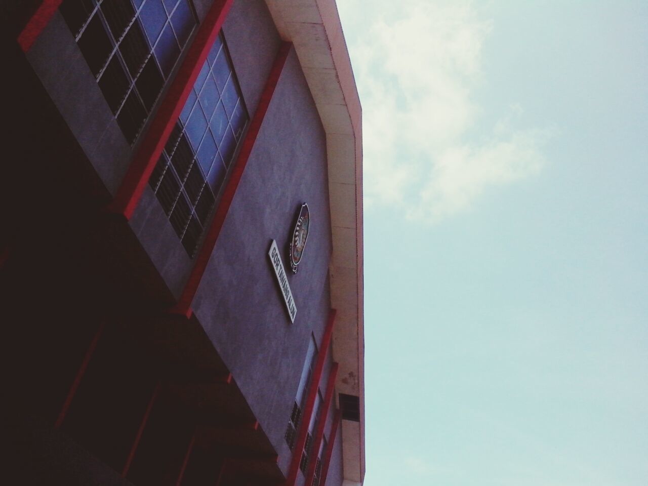 LOW ANGLE VIEW OF MODERN BUILDINGS AGAINST SKY