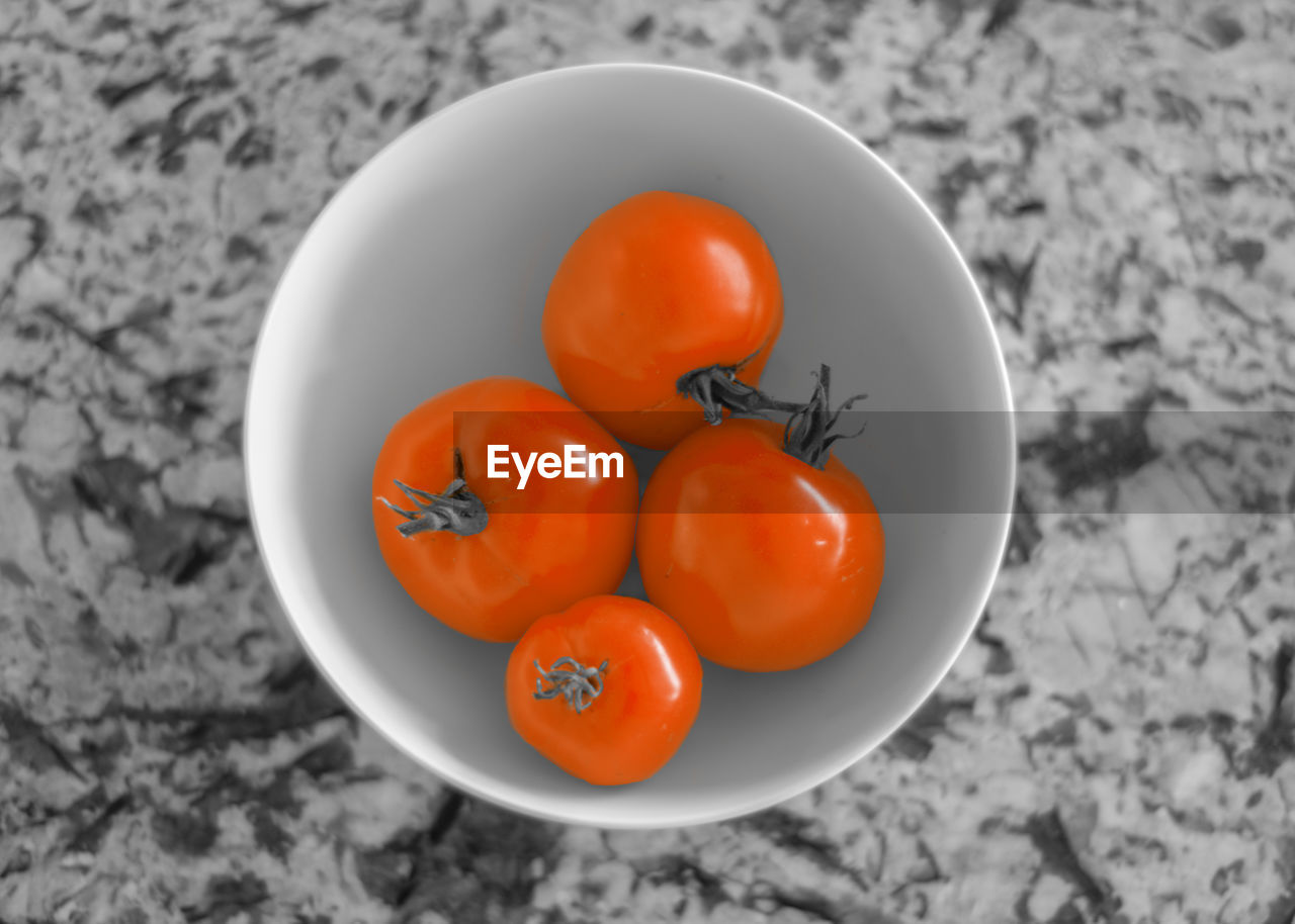 HIGH ANGLE VIEW OF TOMATOES IN PLATE