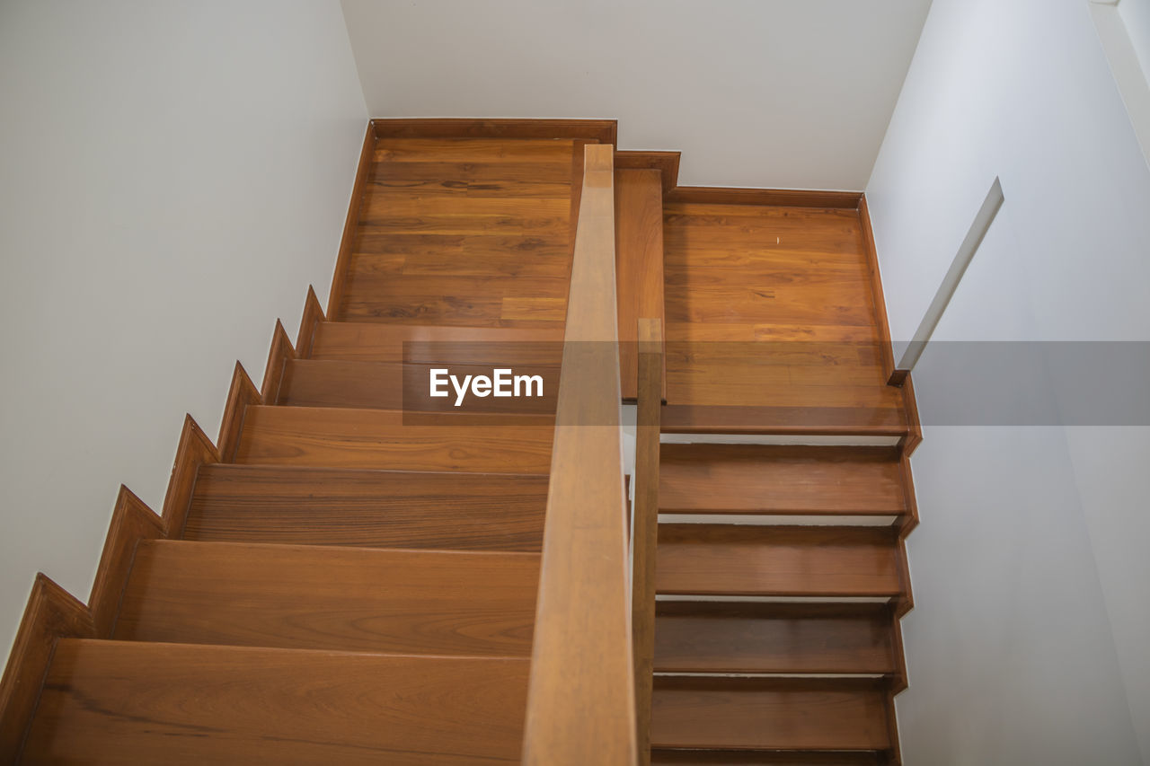 HIGH ANGLE VIEW OF WOODEN STAIRCASE