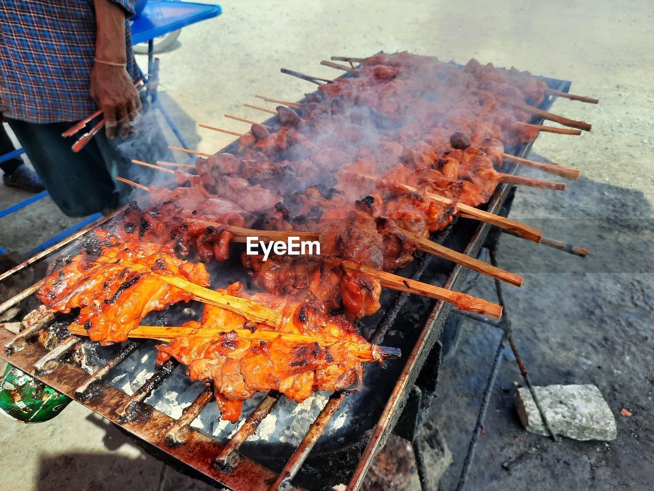 HIGH ANGLE VIEW OF BARBECUE GRILL