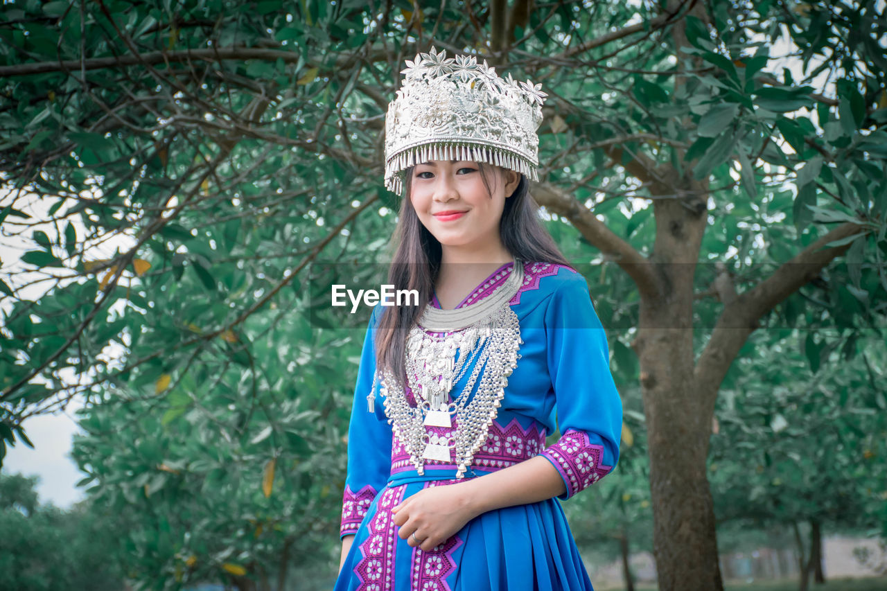 PORTRAIT OF A SMILING GIRL WEARING HAT