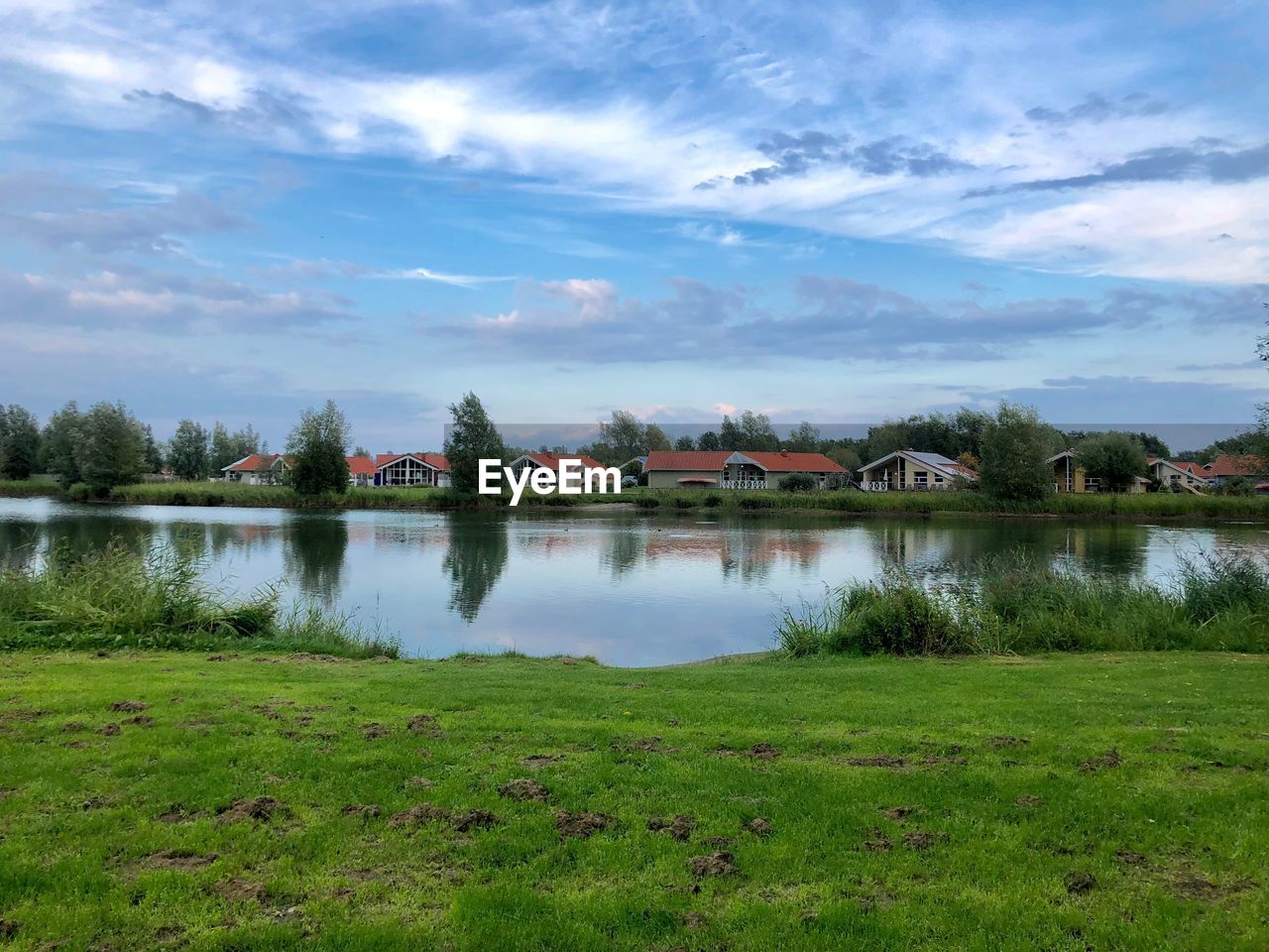 IDYLLIC VIEW OF LAKE AGAINST SKY