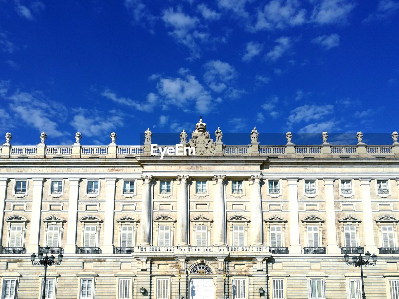 LOW ANGLE VIEW OF STATUE OF BUILDING