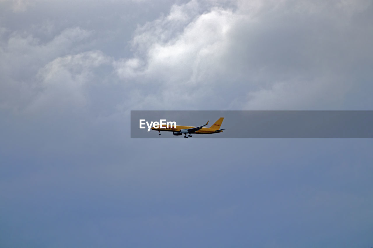 LOW ANGLE VIEW OF AIRPLANE IN FLIGHT AGAINST SKY