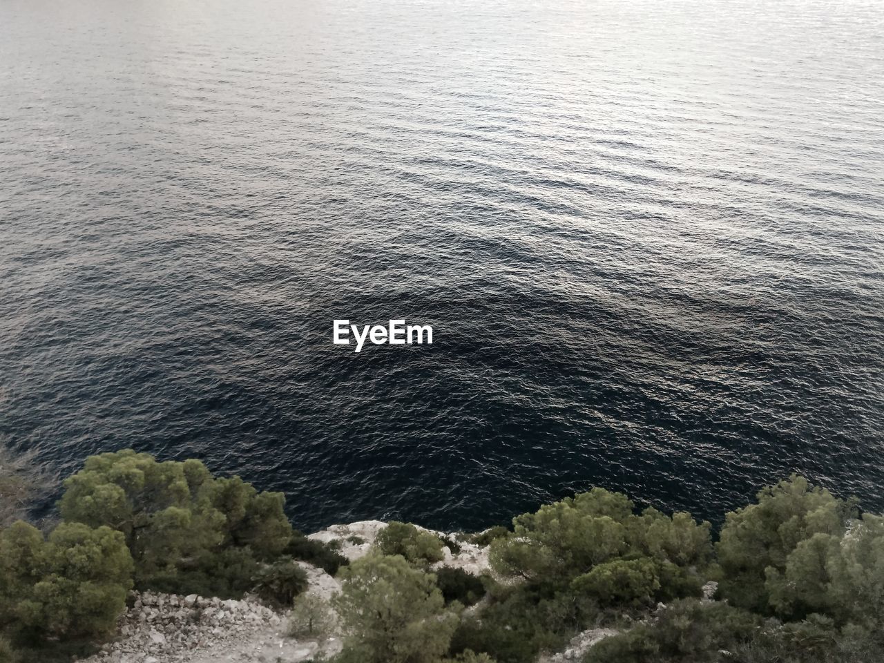 HIGH ANGLE VIEW OF SEA BY WATER
