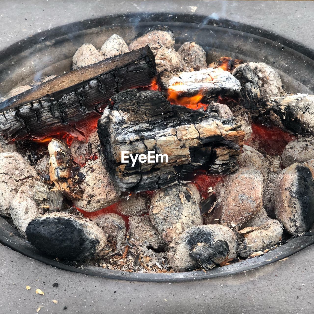 CLOSE-UP OF FIREWOOD ON BARBECUE