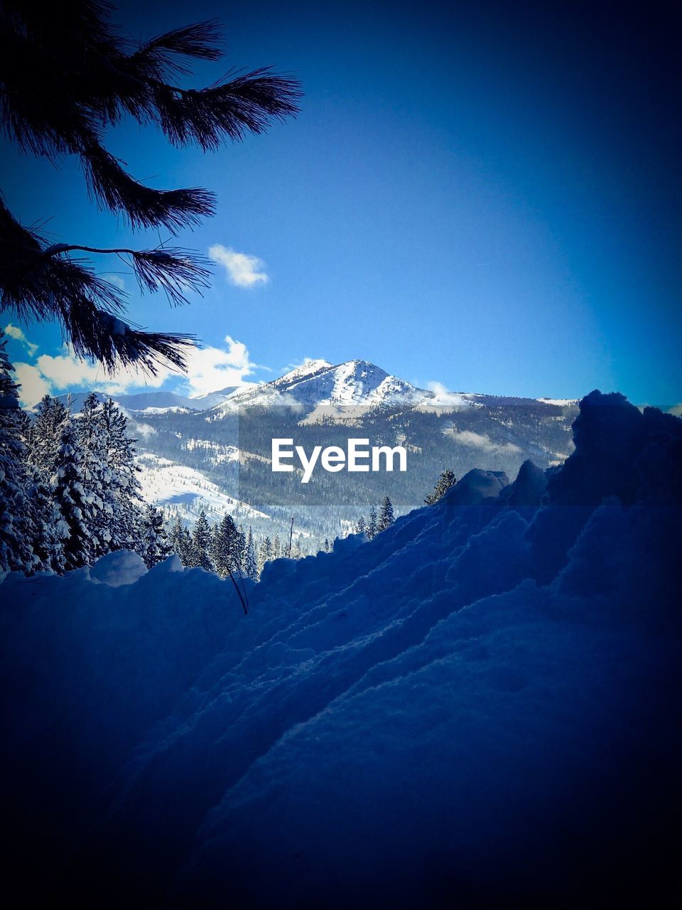 SNOWCAPPED MOUNTAINS AGAINST BLUE SKY