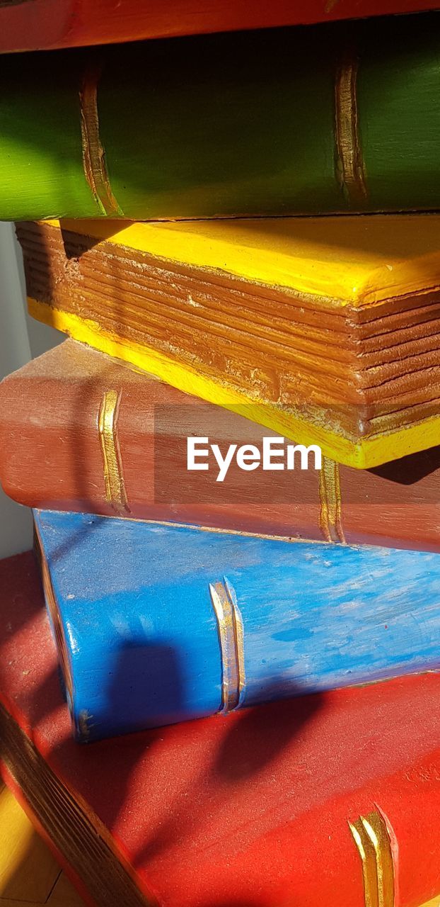 HIGH ANGLE VIEW OF MULTI COLORED PENCILS ON TABLE AT HOME