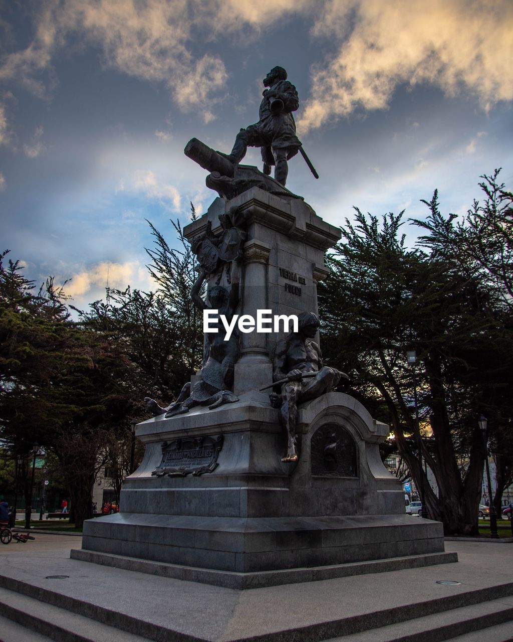 LOW ANGLE VIEW OF ANGEL STATUE AGAINST SKY