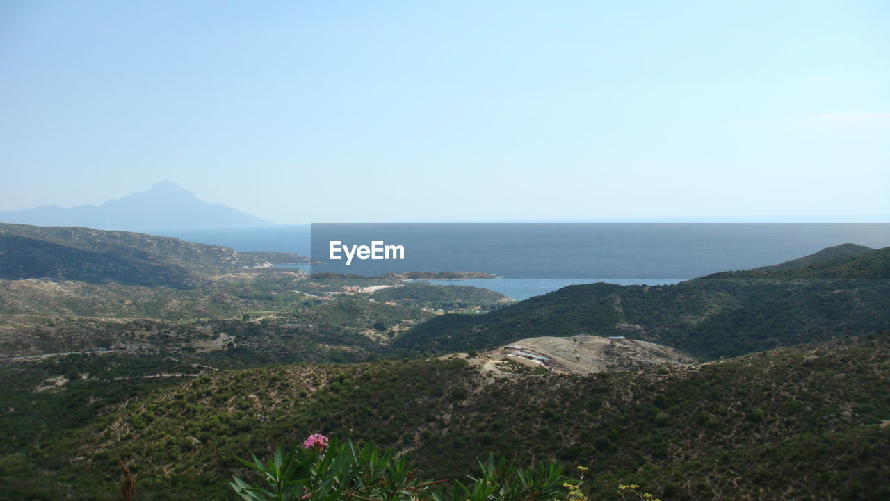 SCENIC VIEW OF SEA AND MOUNTAINS AGAINST SKY