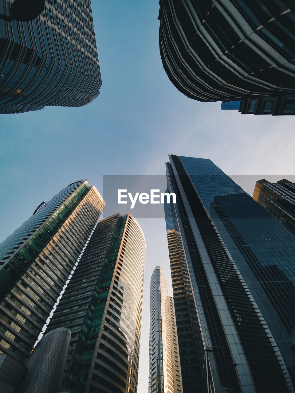 LOW ANGLE VIEW OF SKYSCRAPERS AGAINST SKY