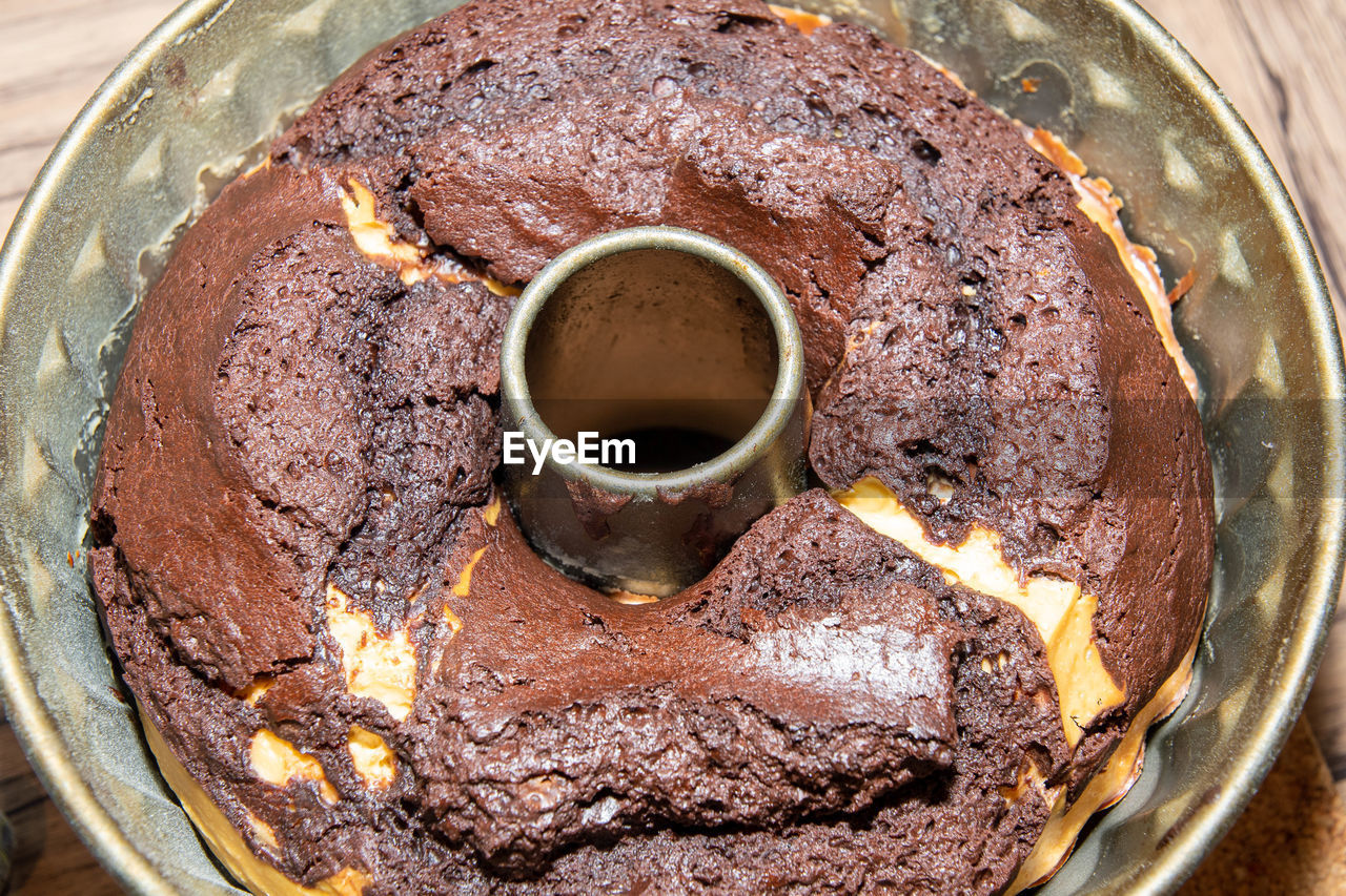 HIGH ANGLE VIEW OF ICE CREAM IN PLATE