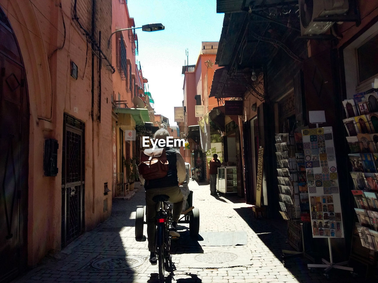 VIEW OF NARROW STREET AMIDST BUILDINGS IN CITY