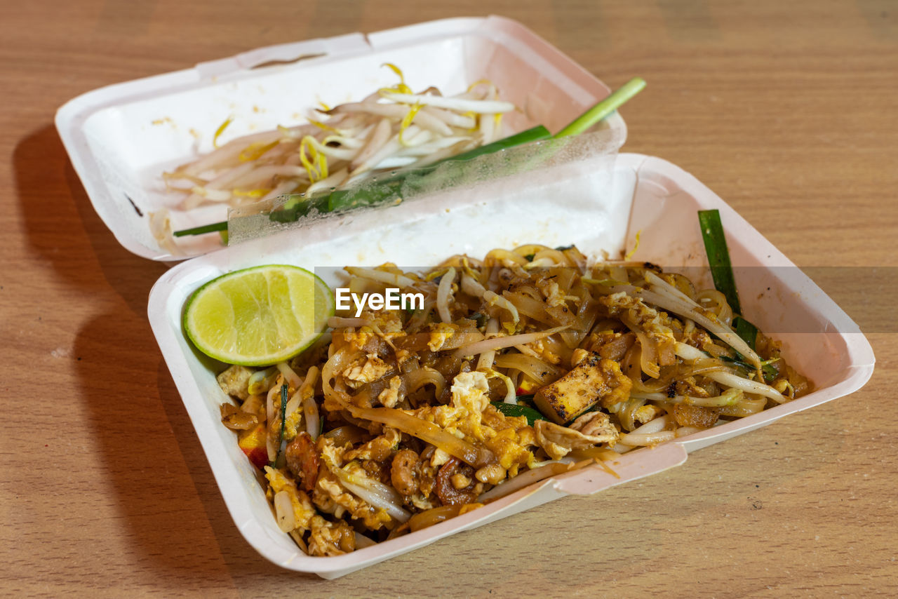 HIGH ANGLE VIEW OF FOOD SERVED IN PLATE