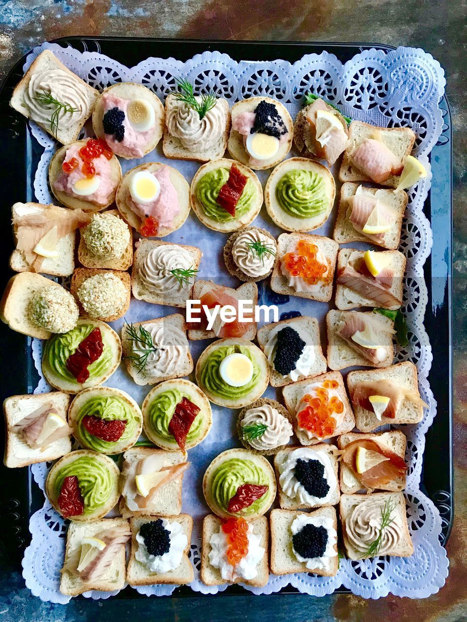 HIGH ANGLE VIEW OF SUSHI ON PLATE