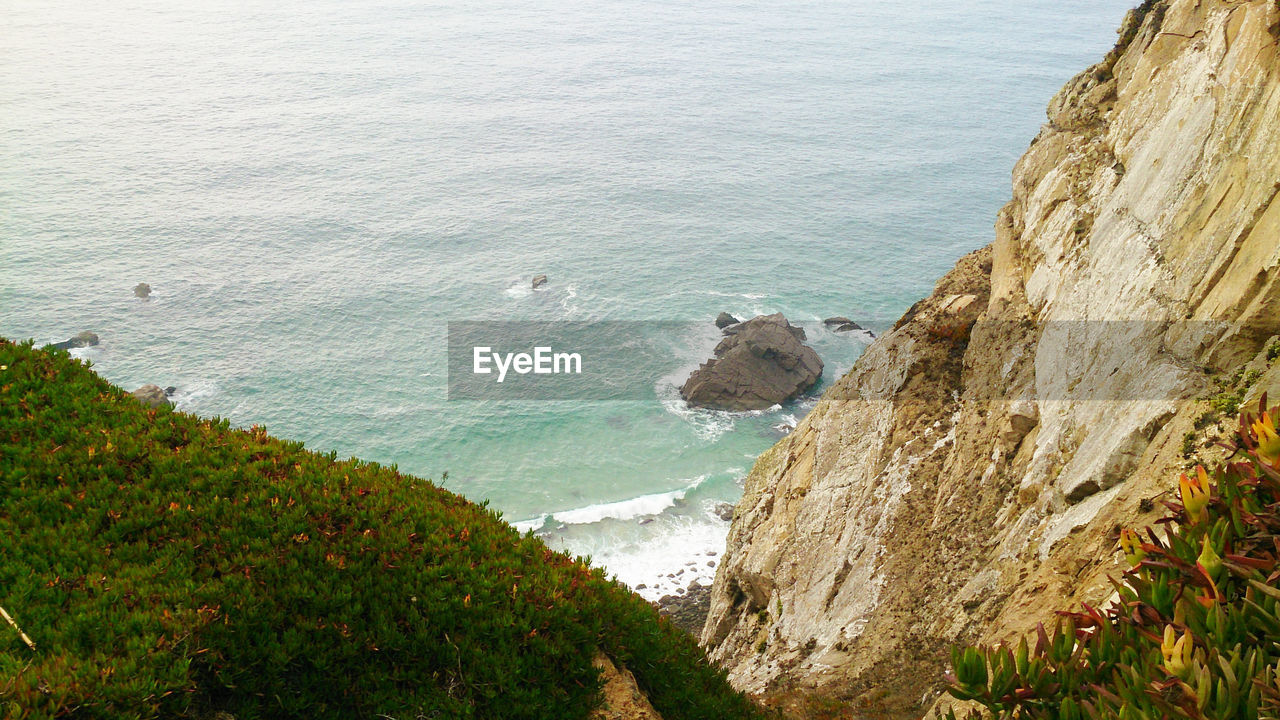 HIGH ANGLE VIEW OF ROCKS ON SHORE