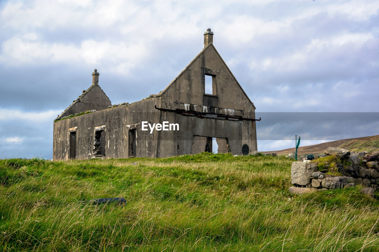 OLD RUINS OF BUILDING ON FIELD