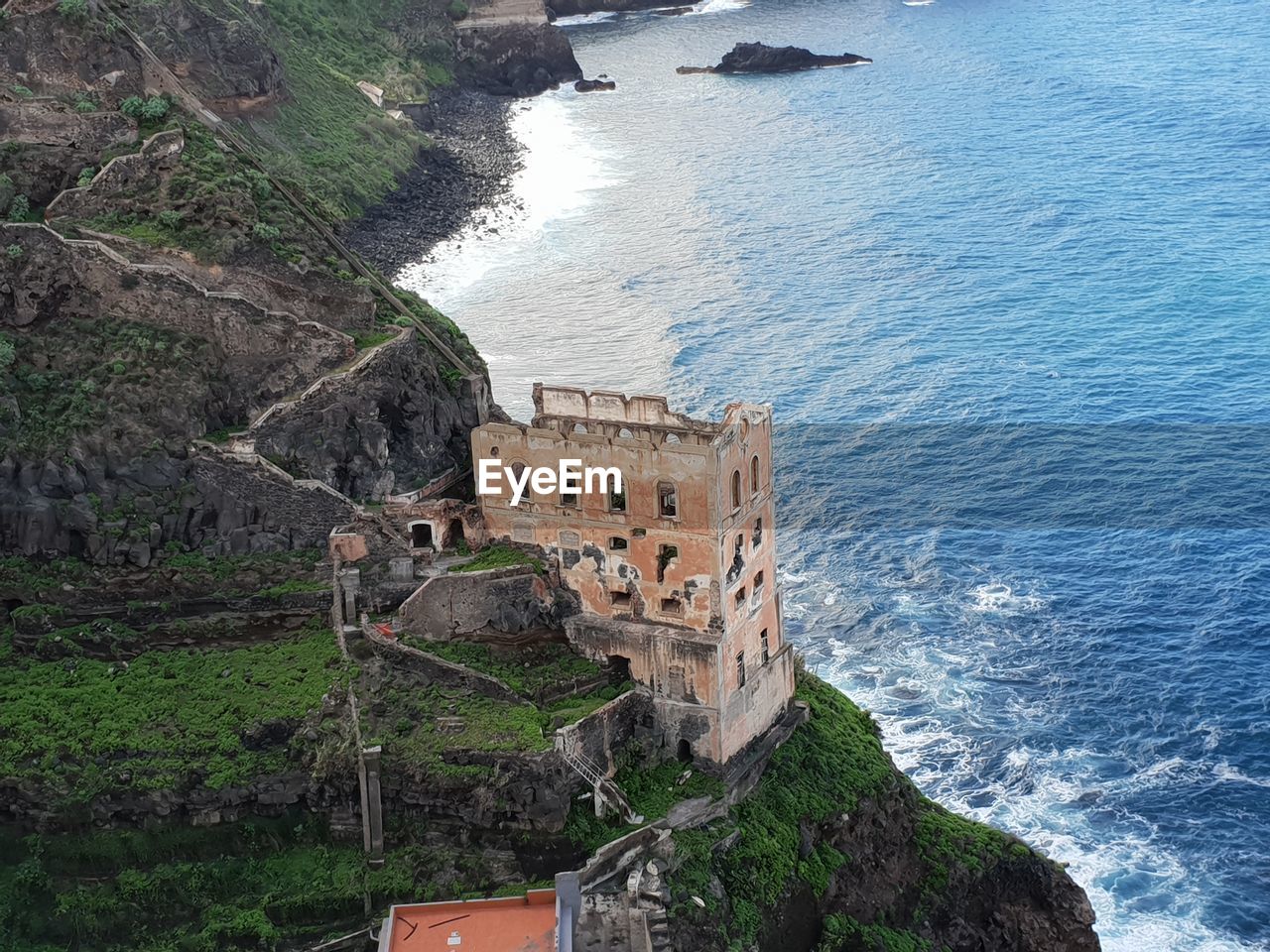 HIGH ANGLE VIEW OF HISTORIC BUILDING