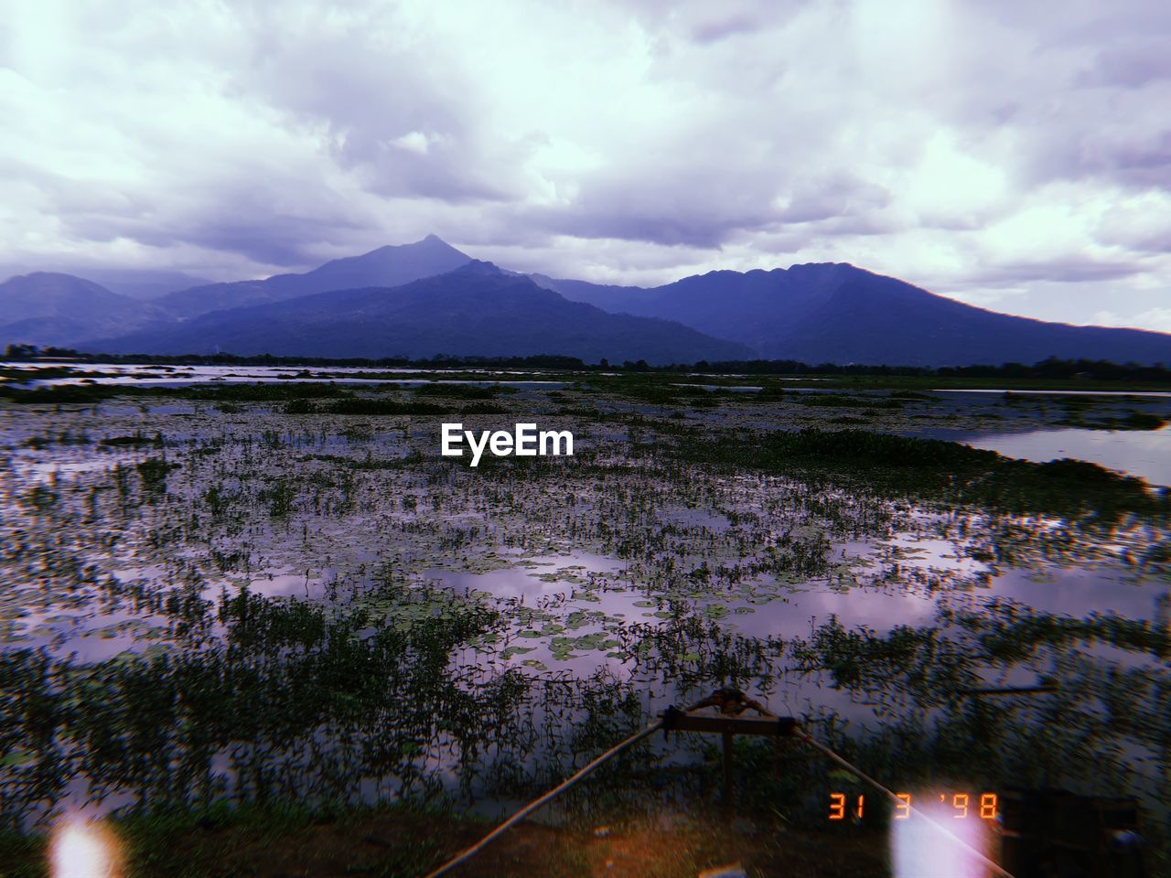 SCENIC VIEW OF LAKE AGAINST MOUNTAINS