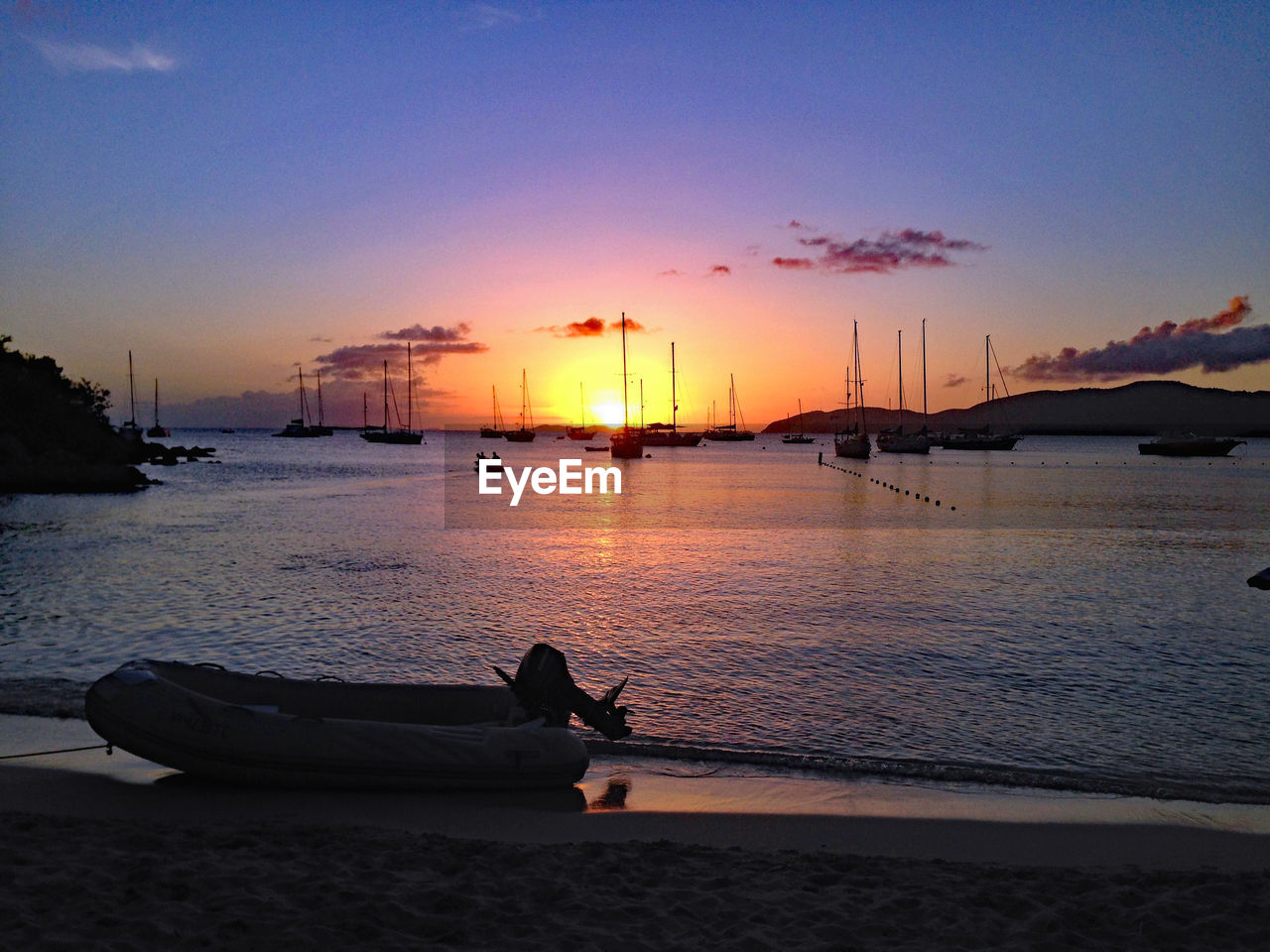 SCENIC VIEW OF SEA AGAINST SKY AT SUNSET