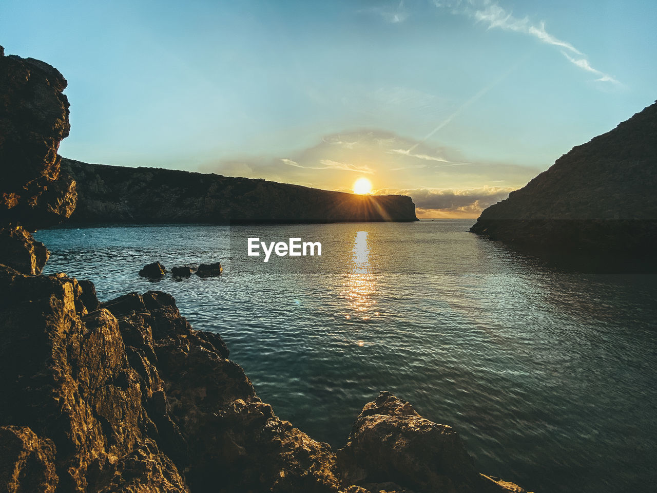 SCENIC VIEW OF SEA AND MOUNTAINS AGAINST SKY DURING SUNSET