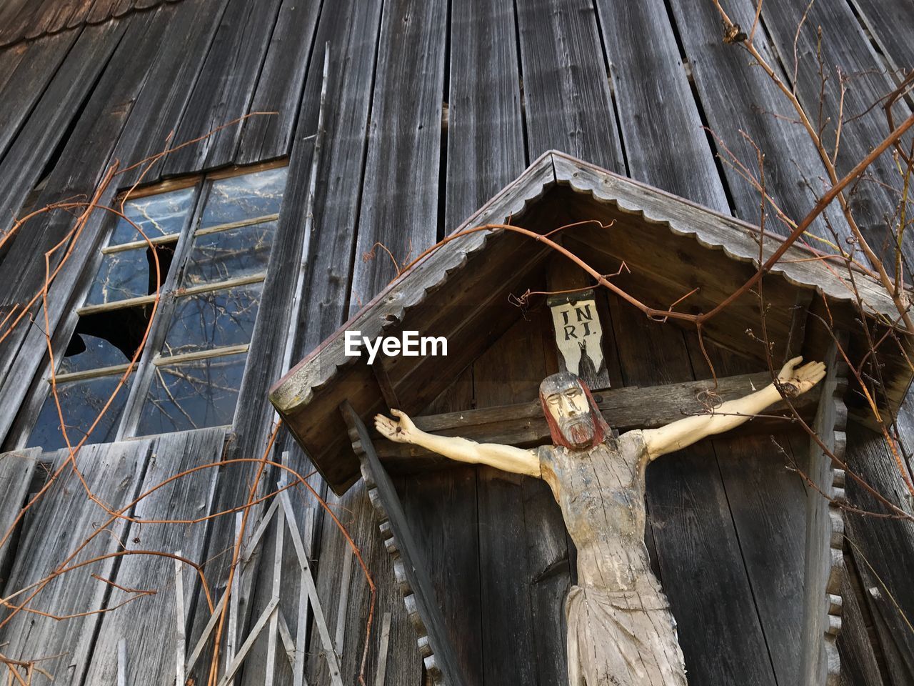 LOW ANGLE VIEW OF ABANDONED BUILDING ROOF