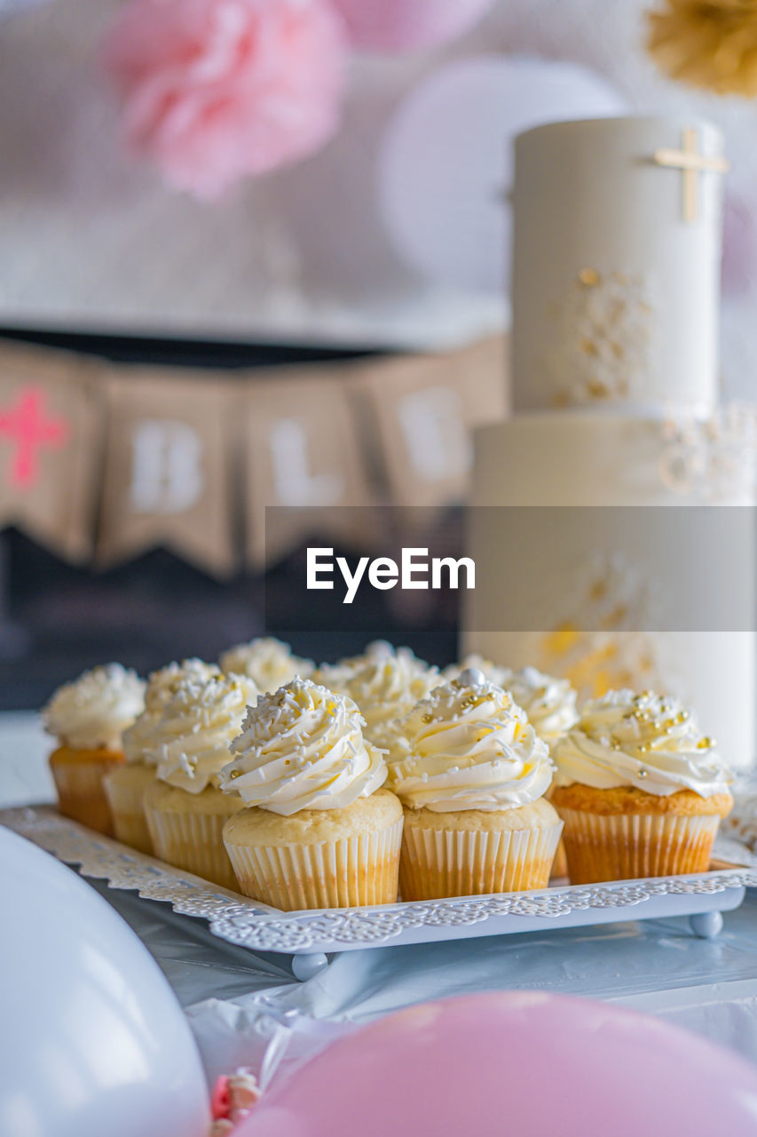 CLOSE-UP OF CUPCAKES IN PLATE