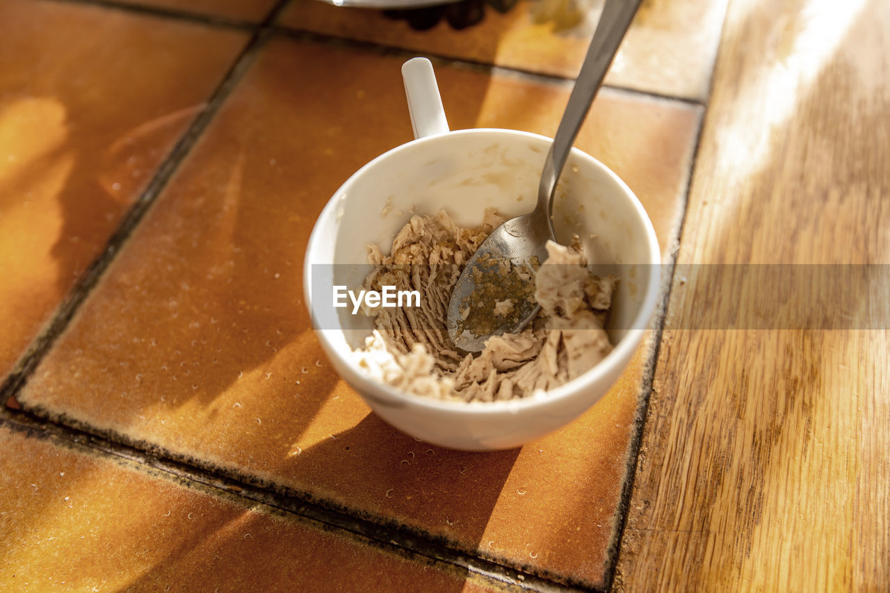 HIGH ANGLE VIEW OF BREAKFAST IN BOWL