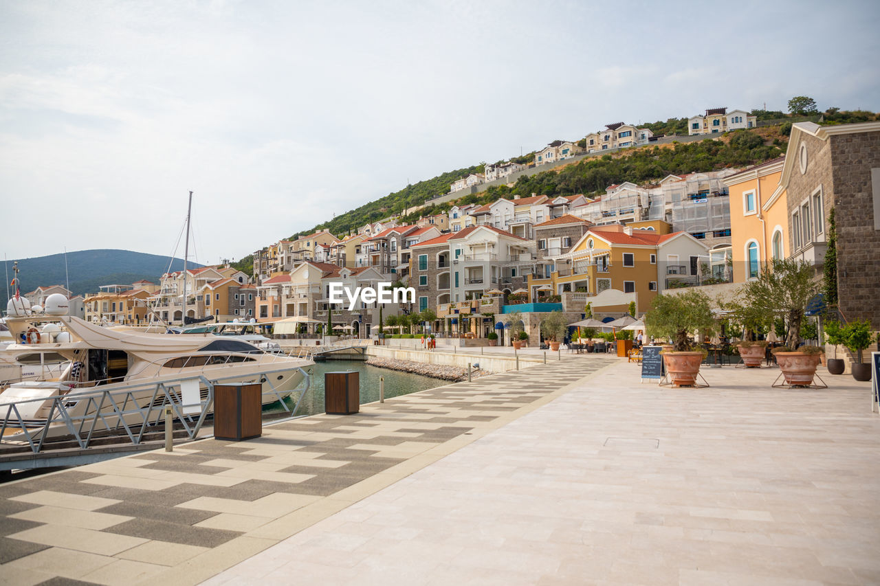 VIEW OF BUILDINGS IN CITY