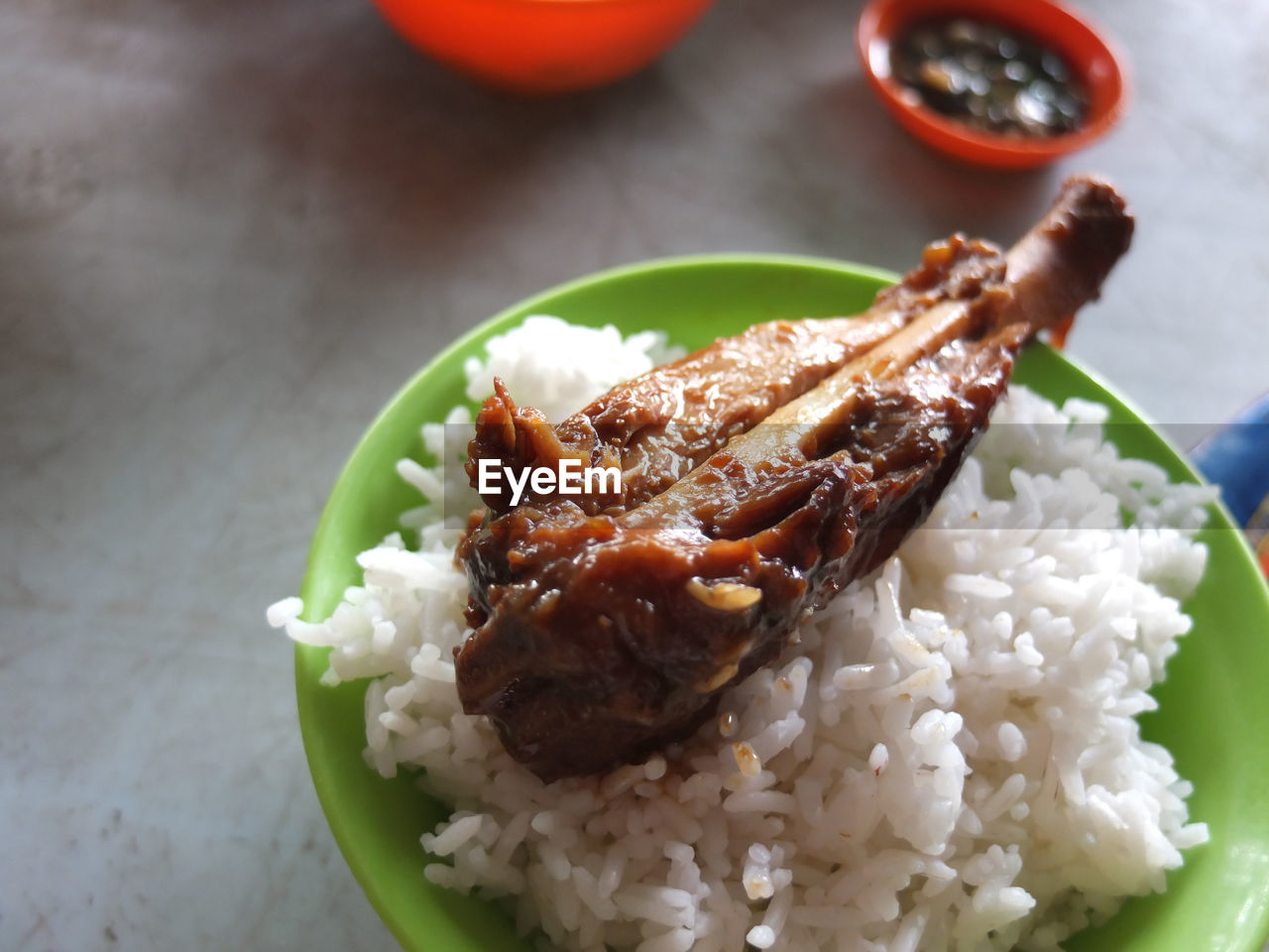 HIGH ANGLE VIEW OF FOOD ON TABLE