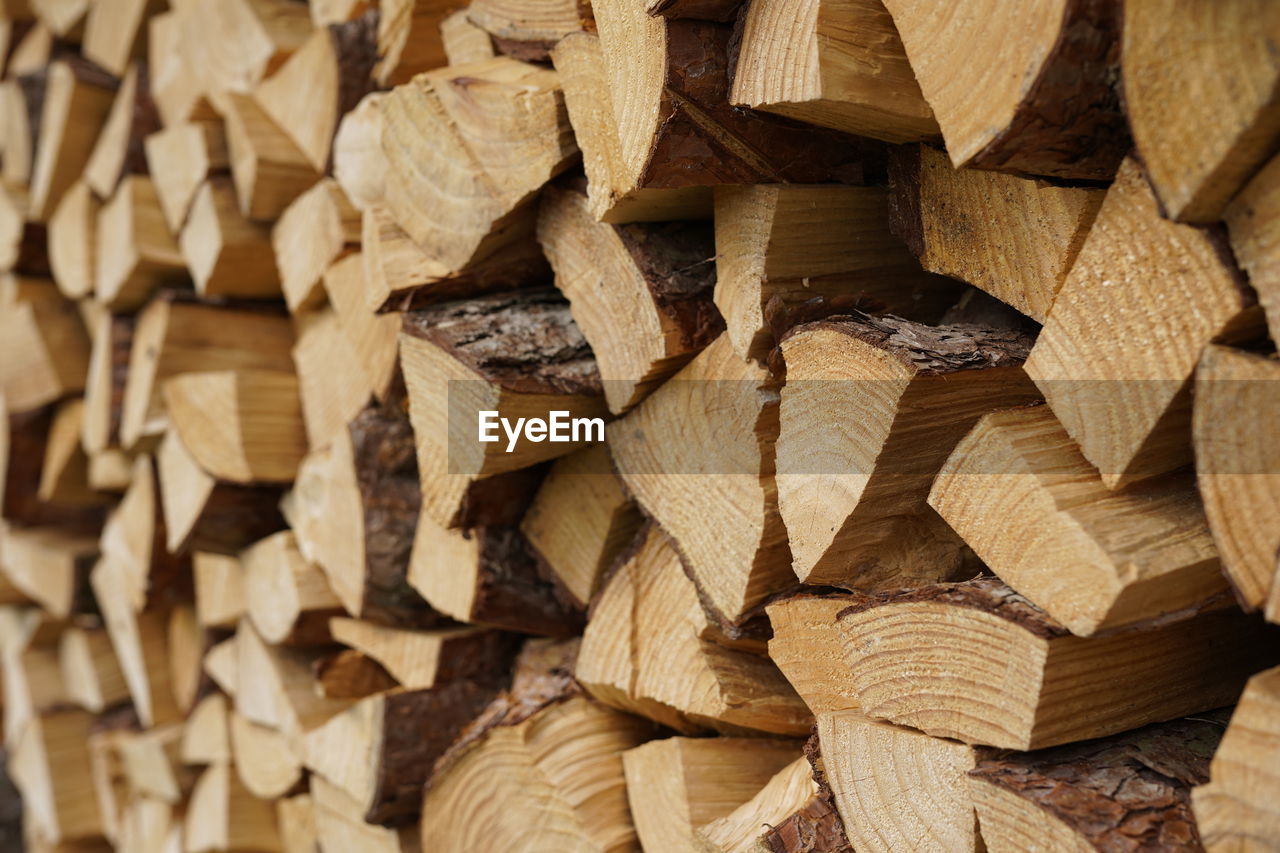 FULL FRAME SHOT OF WOODEN LOGS