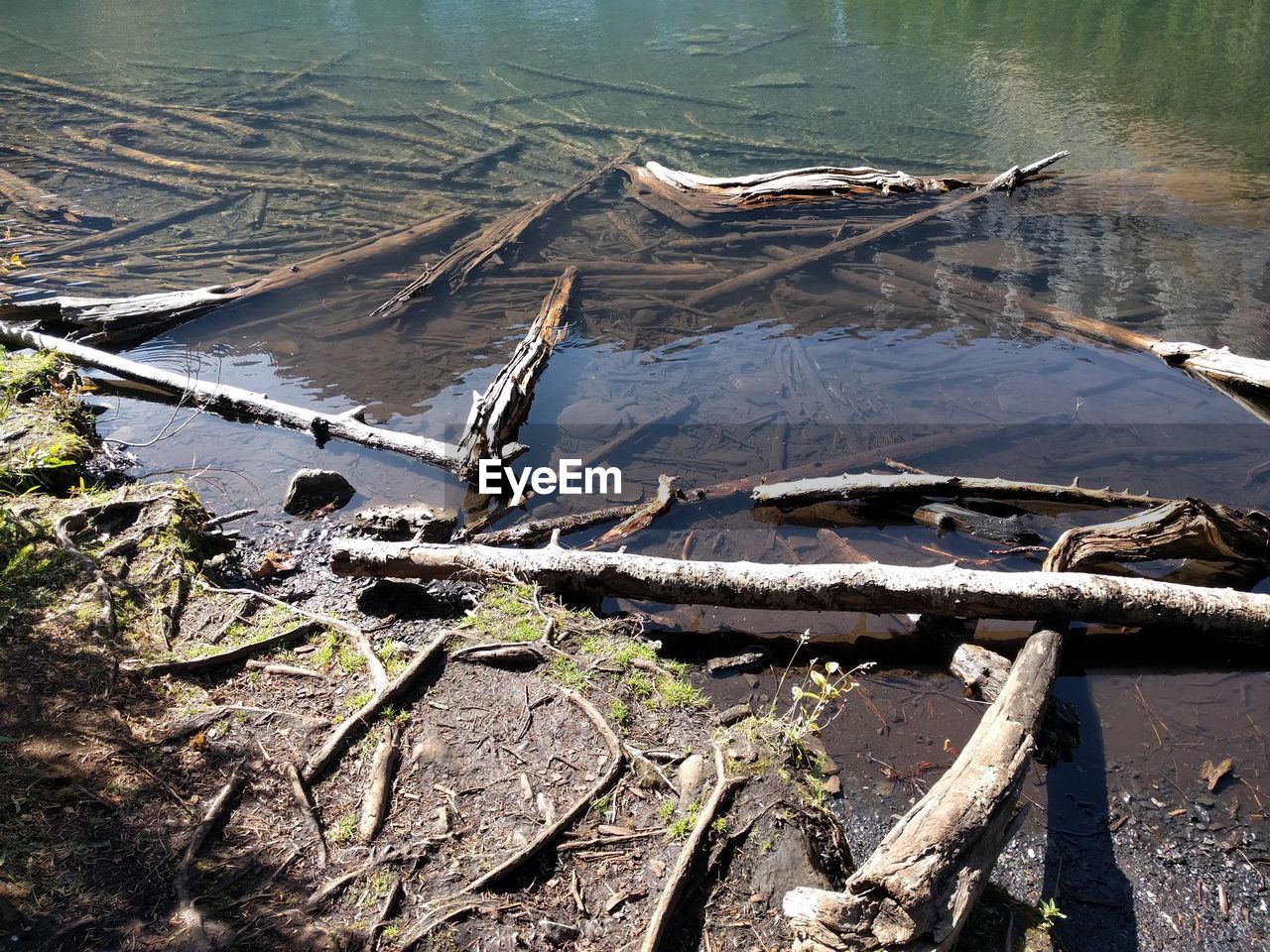 HIGH ANGLE VIEW OF LAKE IN WATER