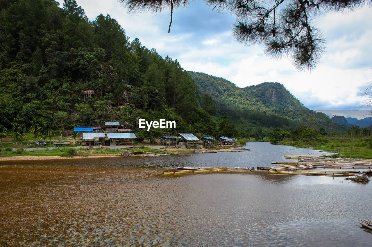 SCENIC VIEW OF LAKE AND TREES AGAINST SKY